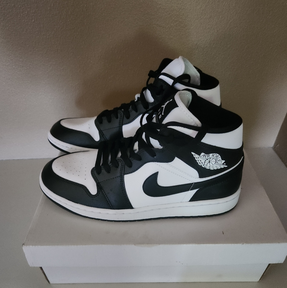 Black and White High-Top Sneakers Air Jordan Jordan 1 Mid Sneakers